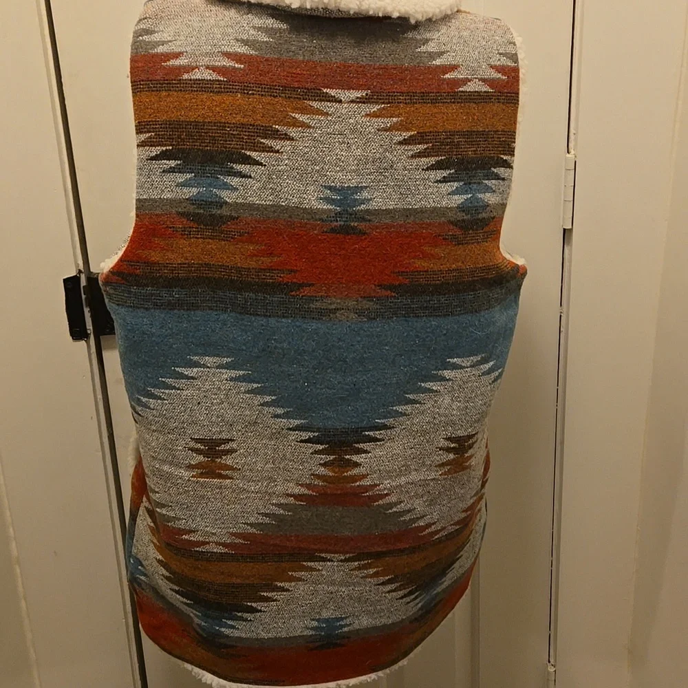 Veveret Southwestern Patterned Vest with Sherpa Lining - Picture 4 of 8